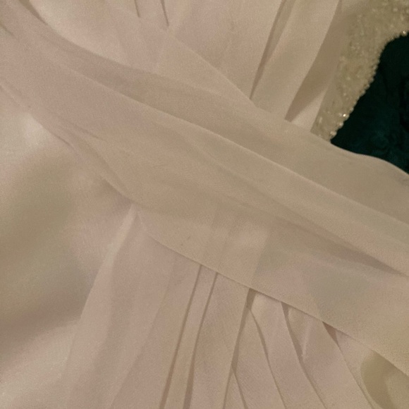 Beautiful halter top wedding dress - Picture 10 of 13